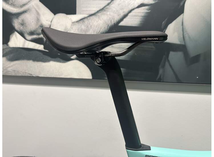 Bianchi Rennrad SPECIALISSIMA COMP Ultegra Di2 mit Carbon Lenker und Sattel - 2025 MQ - 55