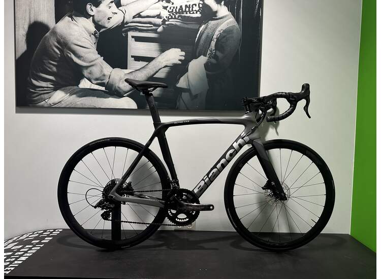 Bianchi Oltre XR3 mit Campagnolo Chorus Gr: 57cm